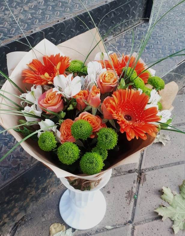 Букет цветов из: Герберы, Хризантемы, Альстромерии и Розы в Инарках