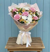 Букет цветов из:  Гвоздики, Орхидеи и Розы в Инарках