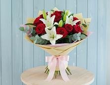 Букет цветов из:  Лилии и Розы в Инарках