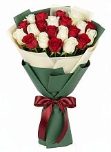 Букет Микс из красных и белых роз в Инарках