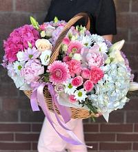 Цветочная композиция из Розы, Хризантемы, Пионы и Лизиантусы в корзине в Инарках