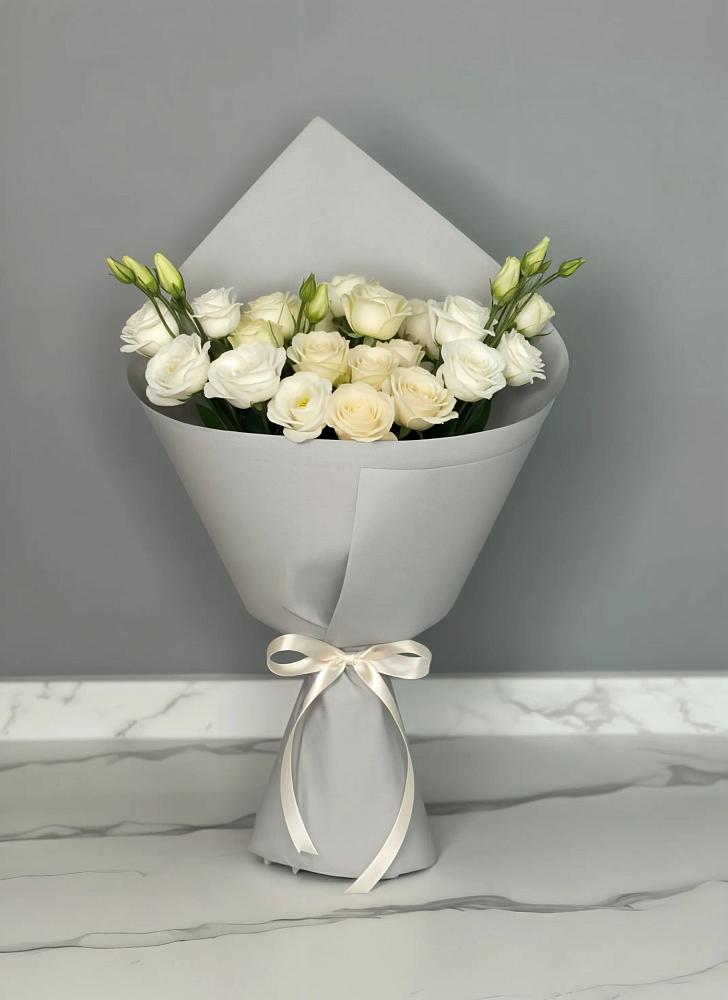 Букет цветов из: Розы и Лизиантусы в Инарках