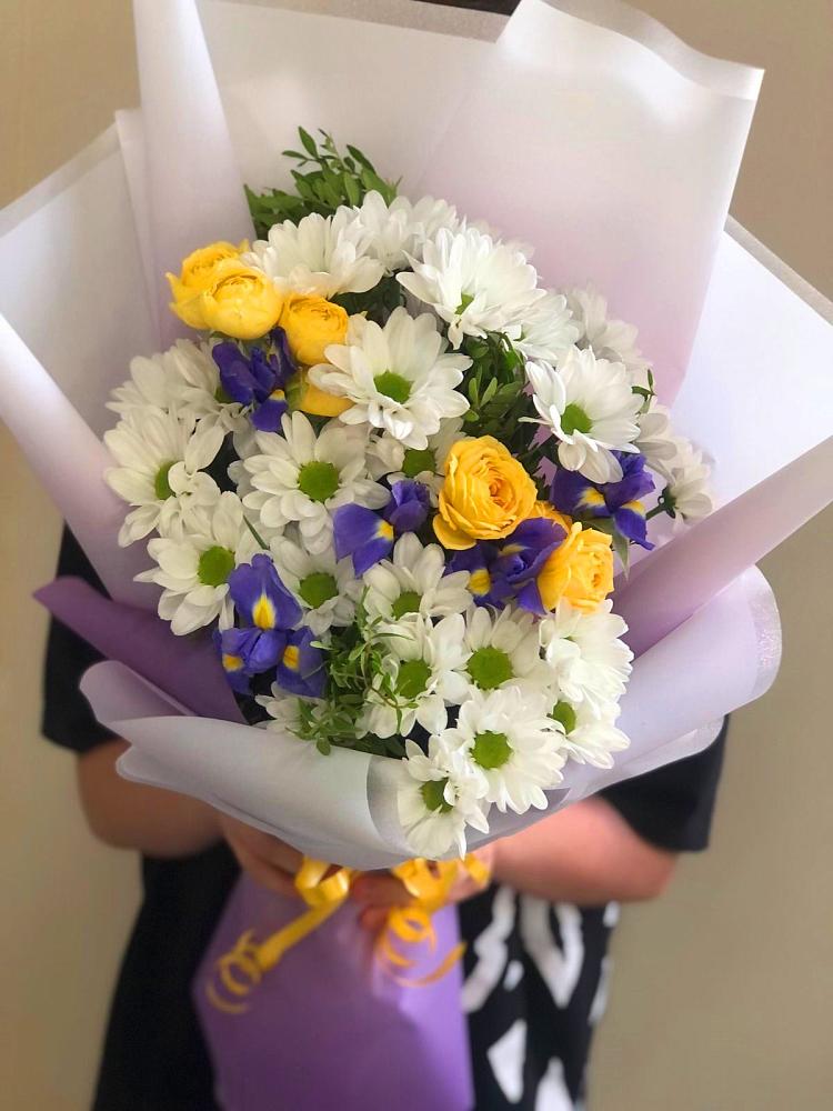 Букет цветов из: Ирисы, Хризантемы и Розы в Инарках