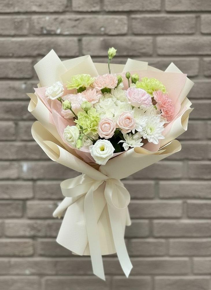 Букет цветов из: Гвоздики, Розы, Лизиантусы и Хризантемы в Инарках