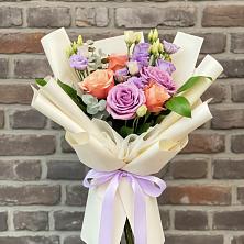 Букет цветов из:  Лизиантусы и Розы в Инарках