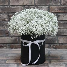 Цветочная композиция из Гипсофила в шляпной коробке в Инарках