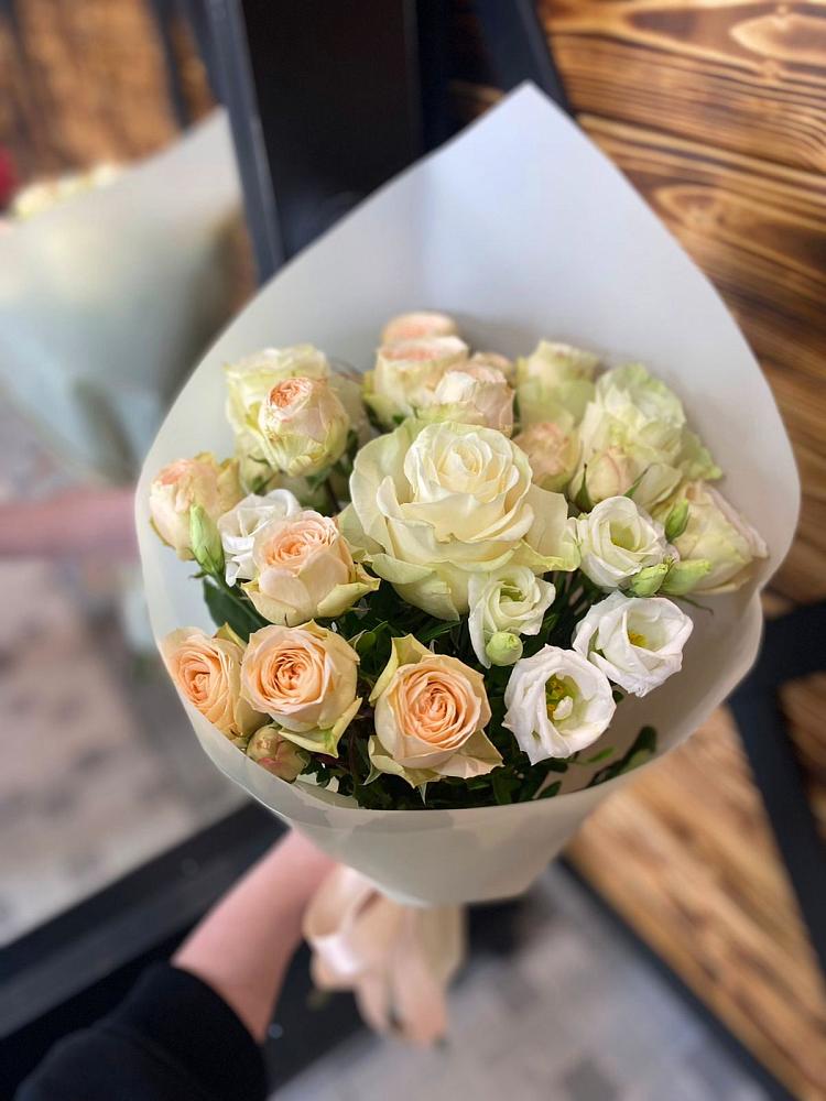 Букет цветов из: Розы и Лизиантусы в Инарках